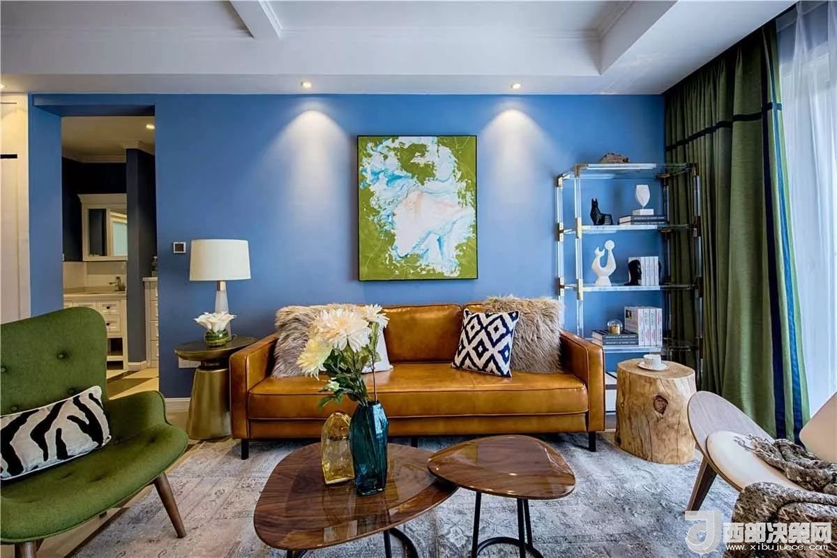 沙發(fā)背景墻選對(duì)裝飾畫，才能美了整個(gè)客廳空間！