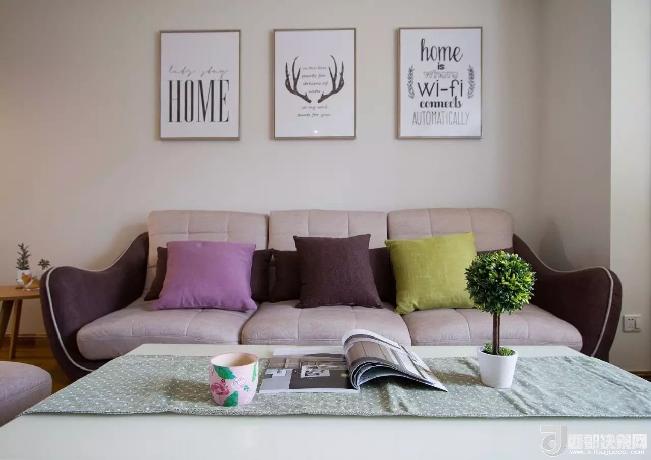 沙發(fā)背景墻選對(duì)裝飾畫，才能美了整個(gè)客廳空間！