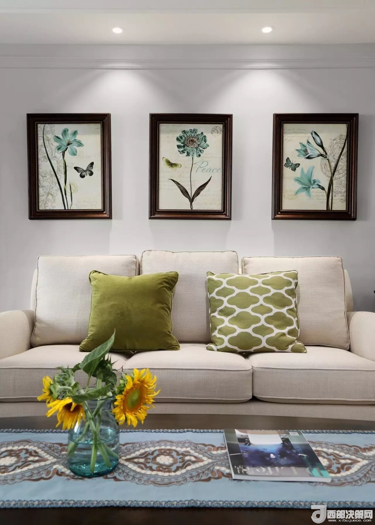 沙發(fā)背景墻選對(duì)裝飾畫，才能美了整個(gè)客廳空間！