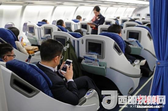 在東航MU5137航班上，旅客全程在飛行模式下可以使用手機。殷立勤 攝