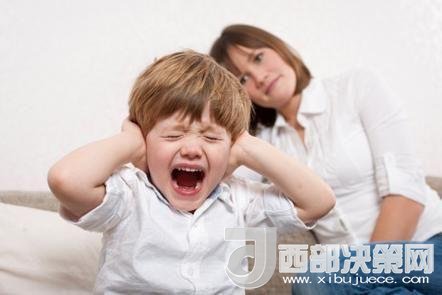 這時(shí)孩子可能會一直哭，甚至觀察父母的反應(yīng)。父母這時(shí)候可以讓他哭，哭累了自然就會停下，要讓孩子明白“鬧起來沒道理我不會心疼你”。