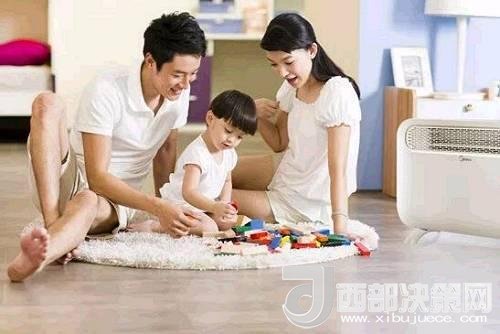 兒童時(shí)期，孩子好奇心強(qiáng)，喜歡“打破砂鍋問到底”、“探究性拆東西”、“自言自語做游戲”。這些聽似好笑，看似頑皮的言行舉止，恰恰就是孩子創(chuàng)造火花的閃現(xiàn)。心理學(xué)家鄧斯克認(rèn)為，小孩子在游戲中的“假裝”會大大促進(jìn)他們的發(fā)散思維。