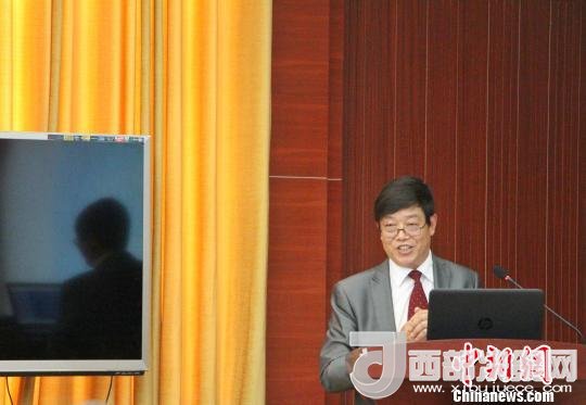 圖為中南大學教授歐陽友權在現(xiàn)場作了題為“我國文化產業(yè)發(fā)展的三大拐點與高校的責任”報告?！≮w曉 攝