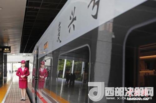 資料圖：4月10日，列車員在“復(fù)興號(hào)”列車旁迎接旅客的到來。 <a target='_blank'  data-cke-saved- >中新社</a>記者 殷立勤 攝