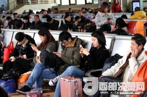 資料圖：移動互聯網時代，旅客都拿著手機打發(fā)時間。<a target='_blank' >中新社</a>記者 王中舉 攝