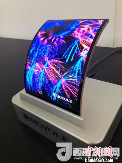 柔宇科技全柔性顯示屏在固定曲面上的應(yīng)用?！∪嵊羁萍脊﹫D 攝