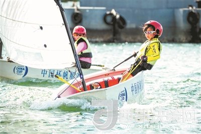 青島市北區(qū)立新小學(xué)學(xué)生參加2017年中國(guó)杯青少年帆船OP項(xiàng)目比賽。孫軍/攝