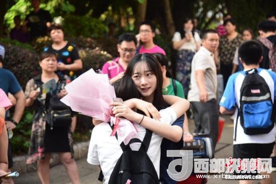 資料圖：一名家屬擁抱走出考場(chǎng)的考生。 王以照 攝