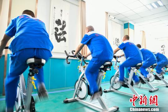 山西省戒毒人員正在進(jìn)行身體鍛煉?！⊥踅ㄜ?攝