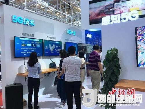 資料圖：普通消費(fèi)者在參觀5G技術(shù)展示。<a target='_blank'  data-cke-saved-  >中新網(wǎng)</a> 吳濤 攝