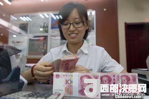 7月5日，山西太原一銀行工作人員正在清點貨幣。人民幣對美元匯率中間價在經(jīng)歷了過去11個交易中的10次下調(diào)后終于迎來大漲。5日，中國外匯交易中心公布人民幣對美元匯率中間價報6.6180，較前一交易日大幅上調(diào)415個基點，創(chuàng)下自2017年10月11日以來的最大升幅。<a target='_blank' >中新社</a>記者 張云 攝