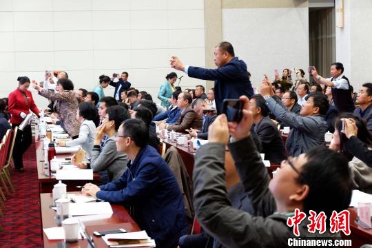 圖為與會(huì)嘉賓認(rèn)真聽(tīng)取專家演講。　李雋 攝