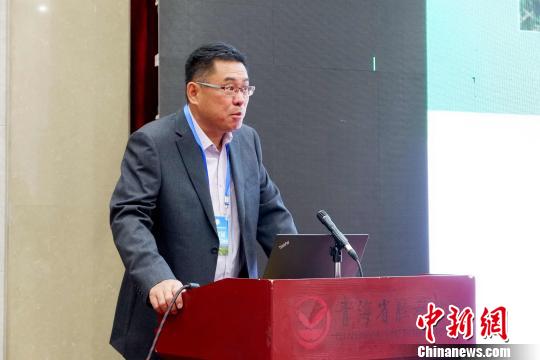 圖為青海省農(nóng)林科學(xué)院副院長(zhǎng)、國(guó)家大麥青稞產(chǎn)業(yè)技術(shù)體系崗位科學(xué)家遲德釗正在發(fā)言。　李雋 攝