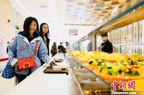 　資料圖：消費者在餐廳就餐。　樸峰 攝