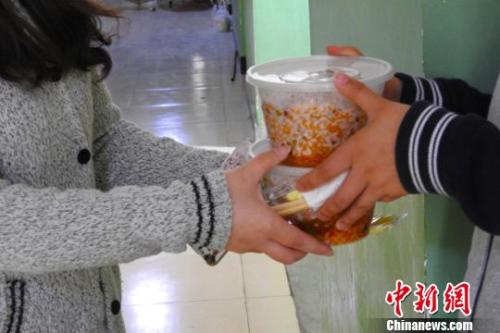 外賣配送員將外賣送到學(xué)生宿舍。受訪者供圖