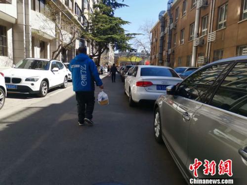 圖為餓了么配送員正在送餐。 謝藝觀 攝