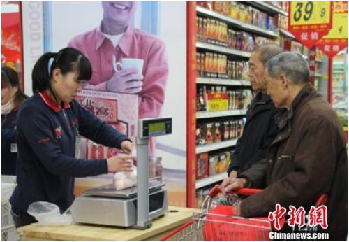 資料圖：在保定市北市區(qū)一家大型超市內(nèi)，促銷員正在為購買雞蛋的市民稱量、打包。李芳華 攝