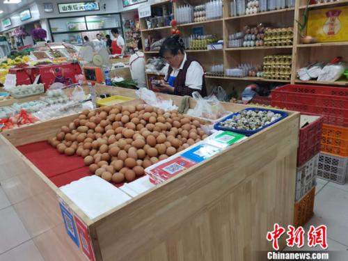 圖為菜市場(chǎng)里賣的雞蛋。 謝藝觀 攝