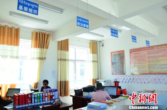 圖為塔秀村的便民服務(wù)大廳?！◆?shù)り?yáng) 攝