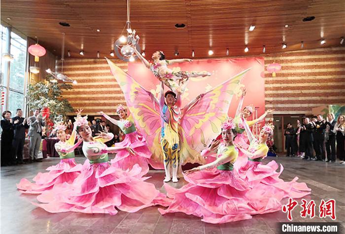 圖為雜技演員通過精湛的技藝贏得了滿堂喝彩?！「拭C省文化和旅游廳網(wǎng)站 攝