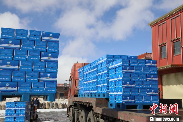 圖為當(dāng)雄的冰川礦泉水裝車，即將發(fā)往湖北。　當(dāng)雄縣 供圖 攝