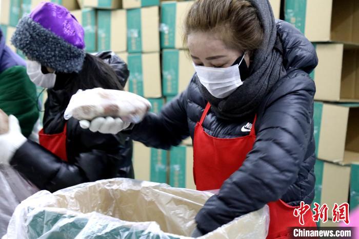 當(dāng)雄縣民眾將牦牛肉裝箱?！‘?dāng)雄縣 供圖 攝