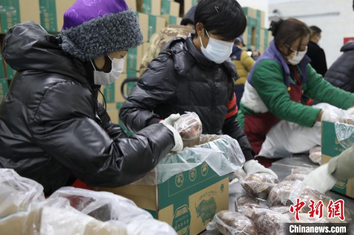 當(dāng)雄縣民眾打包當(dāng)?shù)氐奶禺a(chǎn)，“有身份證”牦牛肉?！‘?dāng)雄縣 供圖 攝