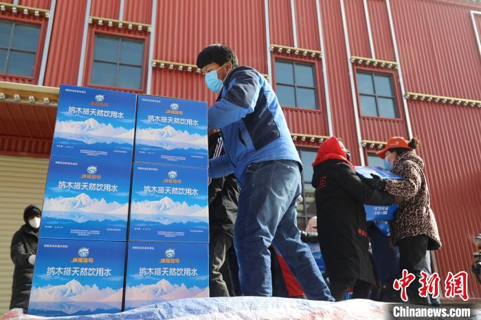西藏當(dāng)雄給湖北荊州送去冰川礦泉水、牦牛肉等物資