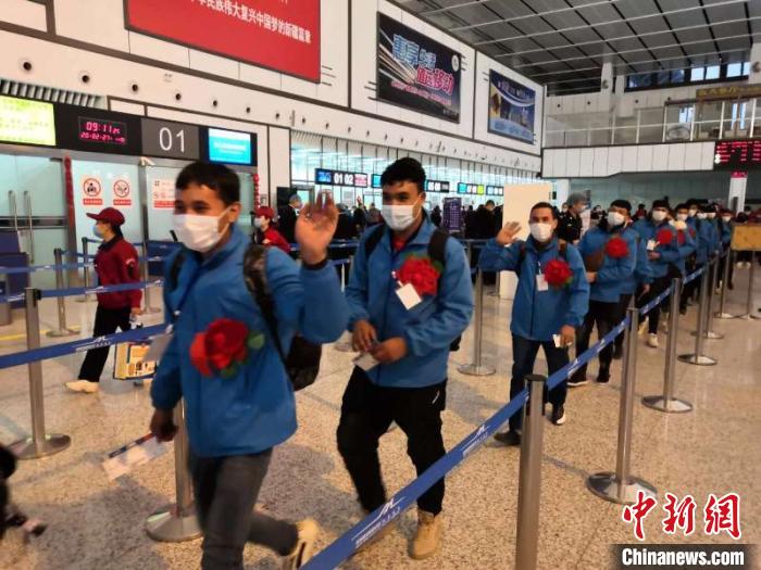 外出務(wù)工人員有序排隊辦理登記手續(xù)?！O友軍 攝