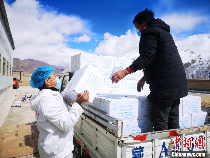 圖為工作人員搬運(yùn)物資。堆龍德慶區(qū)宣傳部供圖