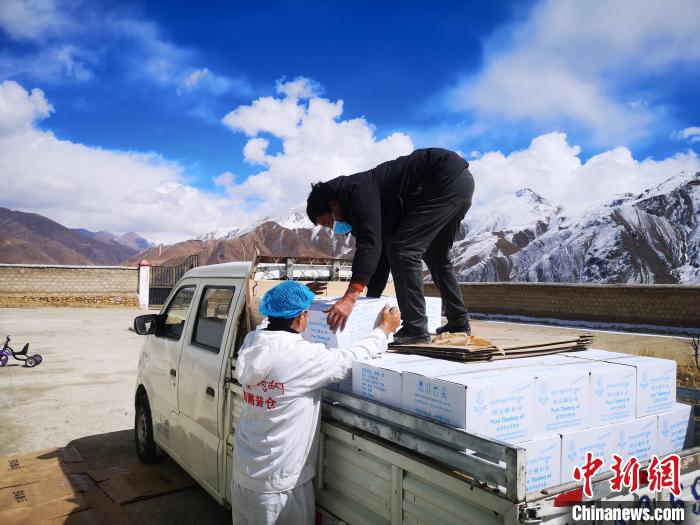 圖為工作人員搬運(yùn)物資。堆龍德慶區(qū)宣傳部供圖