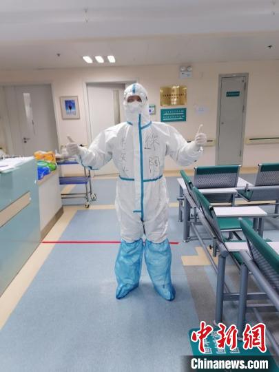 徐陶在工作中。四川援助湖北醫(yī)療隊(duì)供圖