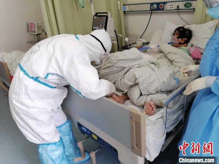 徐陶在工作中。四川援助湖北醫(yī)療隊(duì)供圖