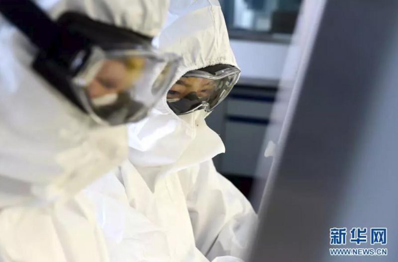 ▲資料圖片：負(fù)責(zé)新型冠狀病毒核酸檢測的工作人員，在實驗室進(jìn)行樣本處理。（新華社發(fā) 周牧 攝）