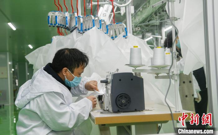 工人生產(chǎn)防護(hù)服，保障抗疫物資供應(yīng)。廣安市委宣傳部供圖