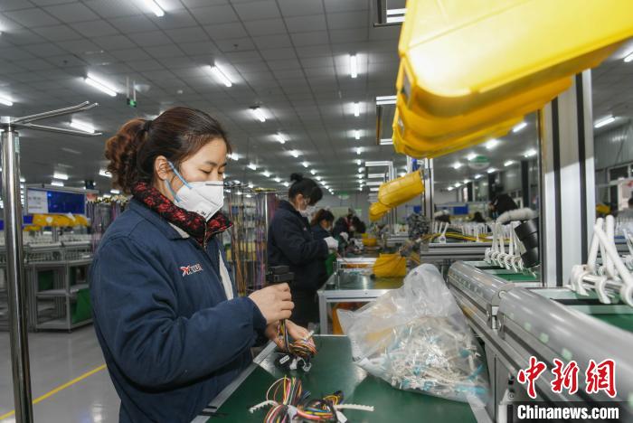 工人戴著口罩搶抓生產(chǎn)?！】到?攝