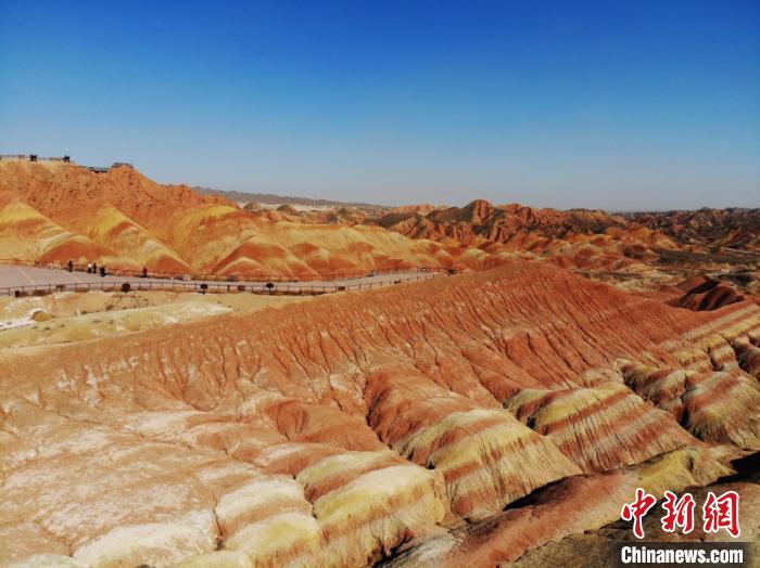 航拍下的七彩丹霞?！钇G敏 攝
