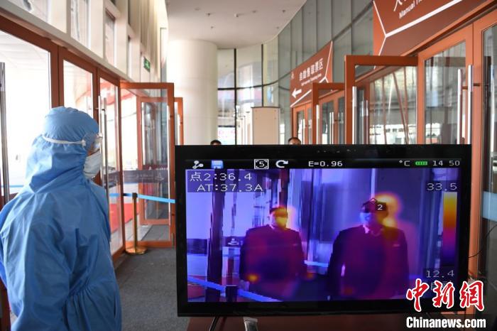 圖為游客步行通過(guò)紅外線測(cè)溫通道?！钇G敏 攝