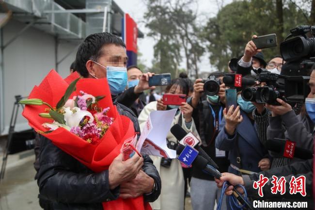 圖為貴州省最后一名新冠肺炎確診患者從貴州省將軍山醫(yī)院出院，患者接受媒體采訪?！■暮陚?攝