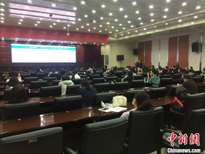 山西選派554名疫情防控指導(dǎo)員駐校指導(dǎo)高三年級開學(xué)疫情防控?！「呷鸱?攝