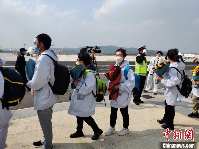 圖為交警向醫(yī)療隊(duì)敬禮?！№n帥南 攝