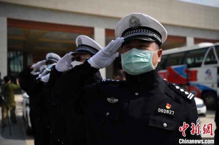 圖為交警們向醫(yī)療隊(duì)敬禮。　康平 攝