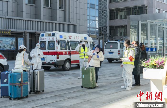 圖為呼和浩特車(chē)站“外防輸入”?！∠牧?攝