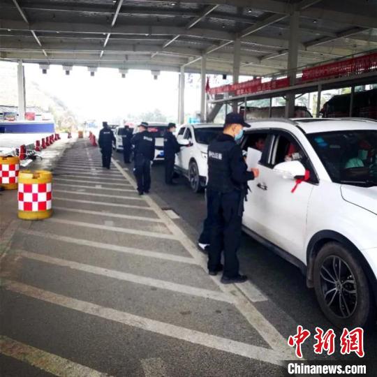 圖為云南一邊境檢查站防控疫情同時嚴防境外毒品滲透?！≡颇鲜」矎d供圖 攝