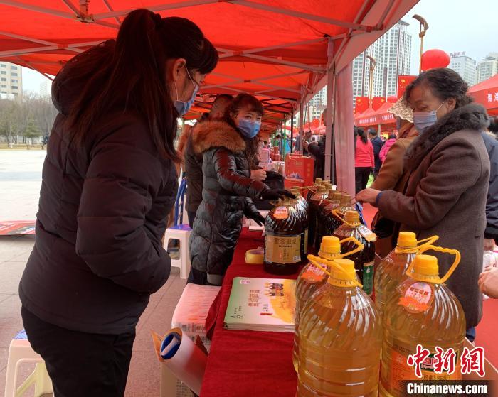 圖為市民們正在采購(gòu)商品?！O睿 攝