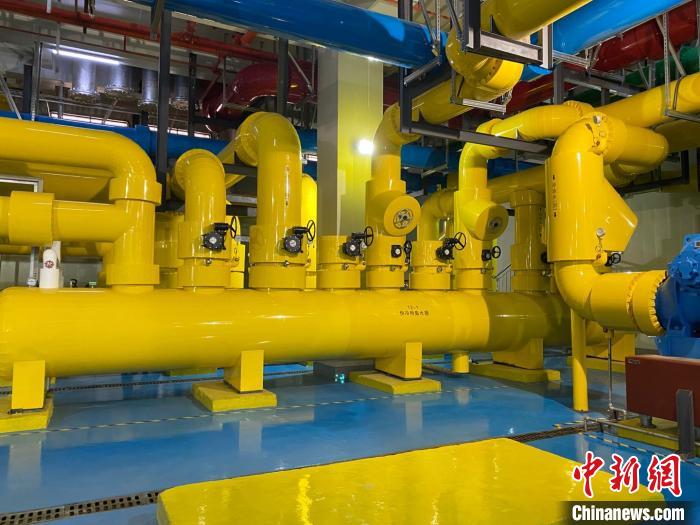 圖為中國移動云南數(shù)據(jù)中心冷卻系統(tǒng)?！⊥蹯簛?攝