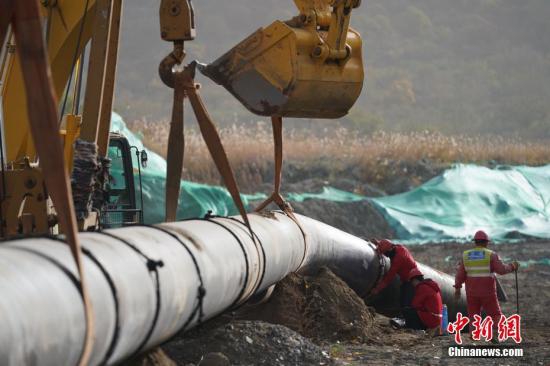資料圖：天然氣管道施工現(xiàn)場(chǎng)。<a target='_blank'  data-cke-saved- >中新社</a>記者 蘇丹 攝