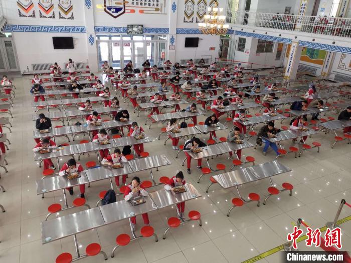 圖為學(xué)生們在食堂就餐。　烏婭娜 攝