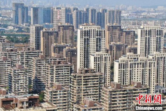 房地產(chǎn)行業(yè)作為特殊的商品銷售業(yè)，受疫情影響，一些企業(yè)資金回籠困難，亟待金融和稅務(wù)部門的政策支持?！°蟛?攝