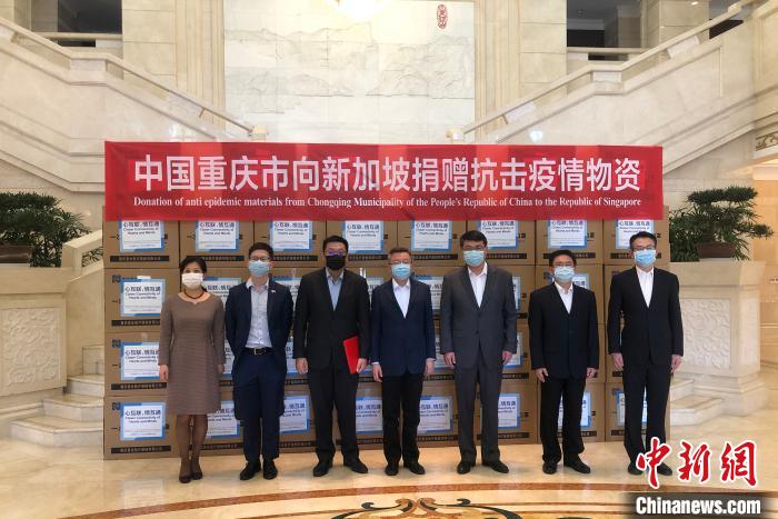 圖為捐贈(zèng)方與接收方代表合影留念?！⑾嗔?攝